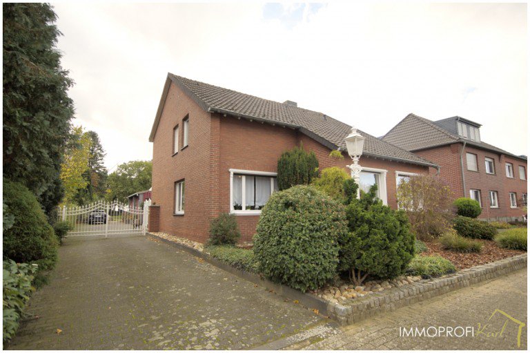 1. Ansicht Waldfeucht Einfamilienhaus Immoprofi Karl: freistehendes Einfamilienhaus mit Halle und Garten
