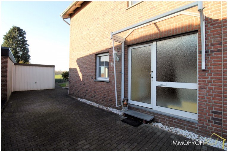 1 Hauseingang und Garage Heinsberg Doppelhaush�lfte Heinsberg-Karken: Sch�ne Doppelhaush�lfte mit Garten in Heinsberg-Karken