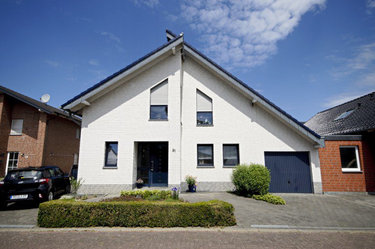 1.Ansicht vorne Heinsberg Einfamilienhaus Immoprofi Karl - Hochwertiges Einfamilienhaus, freistehend, modern und voll unterkellert.