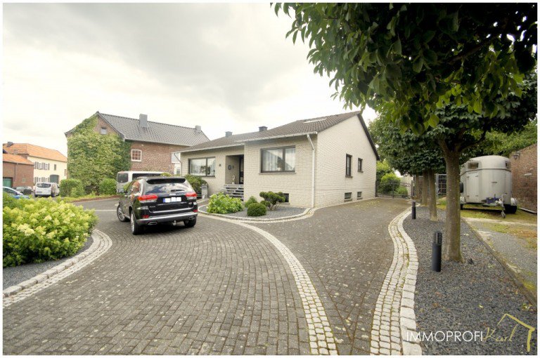 Einfahrt (1) Gangelt Bungalow Traumhaft sch�ner Bungalow mit Dachgeschoss und Keller