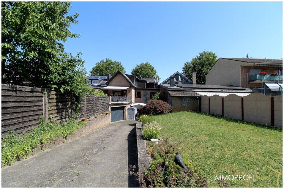 22. Zufahrt und Garten Zweifamilienhaus �bach-Palenberg