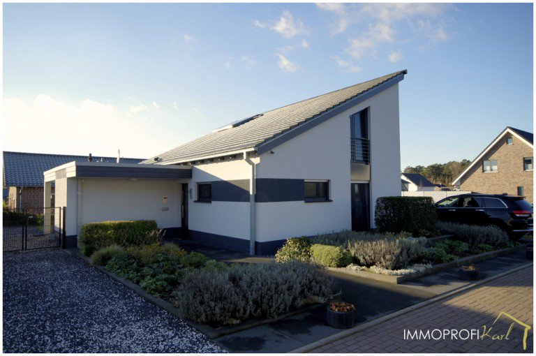 Ansicht seitlich links Wassenberg Bauernhaus Immoprofi Karl - Bungalow mit Galeriezimmer und Garage in toller Lage