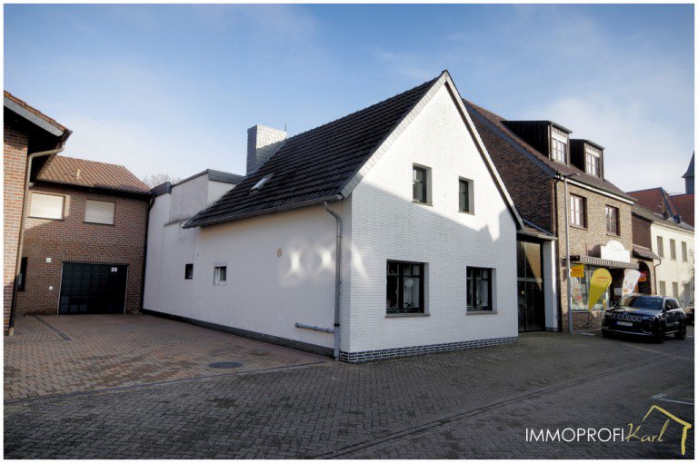Geb�ude seitlich Wassenberg Einfamilienhaus Immoprofi Karl - Wassenberg: Sch�nes Einfamilienhaus mit toller K�che, gro�er Garten