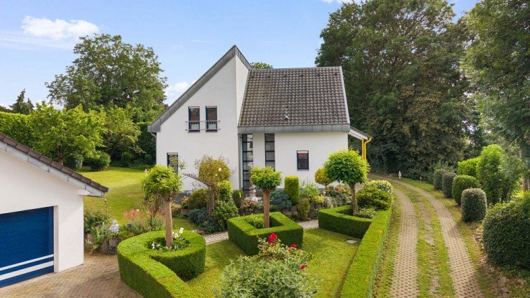 3. Geb�udeansicht H�ckelhoven Einfamilienhaus Immoprofi Karl - freistehendes Architektenhaus mit Traumgarten